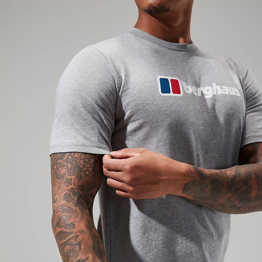 los hombres del gran clásico logo tee gris oscuro berghaus