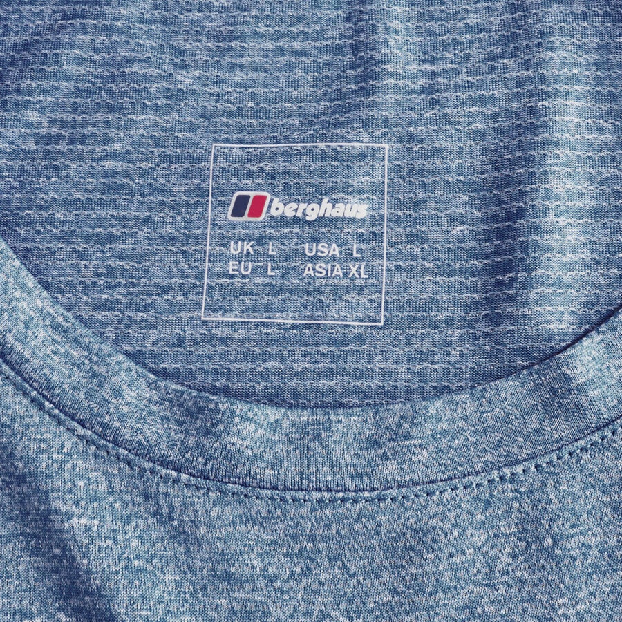 los hombres firsby tech tee - azul oscuro berghaus