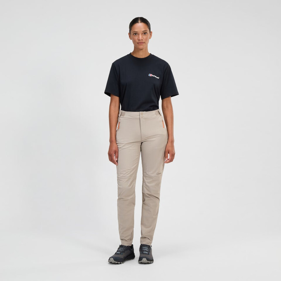 las mujeres de la ruta-en el explorador de pantalón gris berghaus