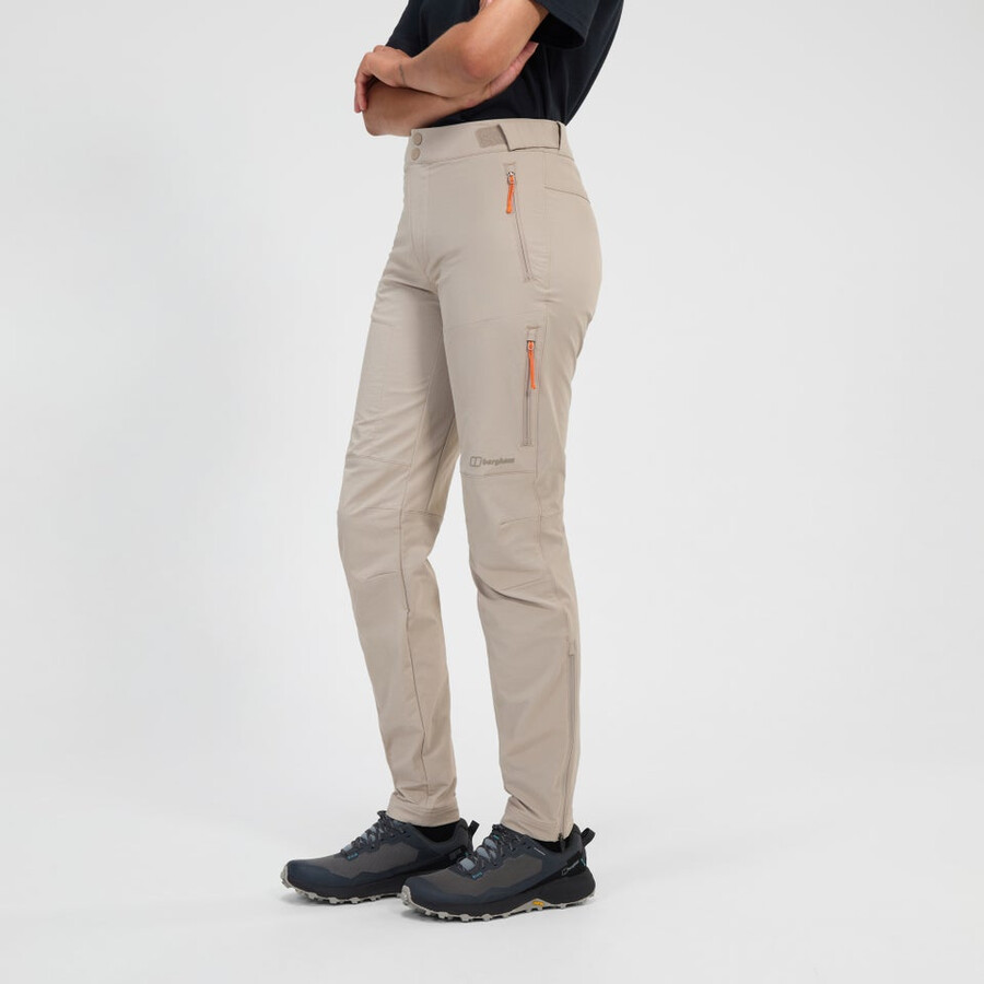 las mujeres de la ruta-en el explorador de pantalón gris berghaus
